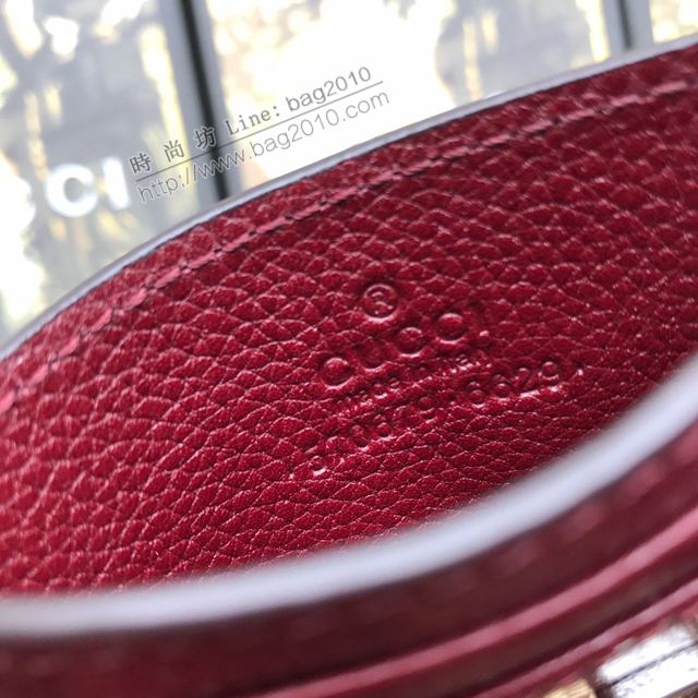 Gucci包 古馳卡包 570679 酒紅全皮 2019新款 互扣式馬銜扣 Gucci粒面皮革單卡包  gudj1452